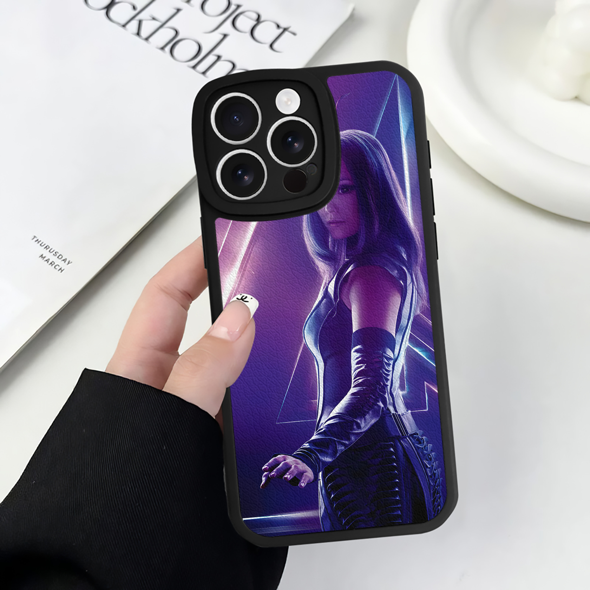 （画像用） アベンジャーズ The Avengers 【iPhone 16シリーズ対応】シリコンスマホケース（レザー調） 材質：シリコン
